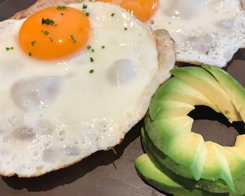 Illustrative photo: Fried eggs served with sliced avocado
