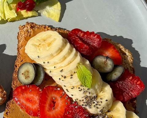 Illustrative photo: Toast spread with nut butter and topped with banana slices, strawberries and blueberries