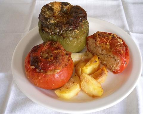 Illustrative photo: A stuffed pepper and a stuffed tomato served with roasted potatoes