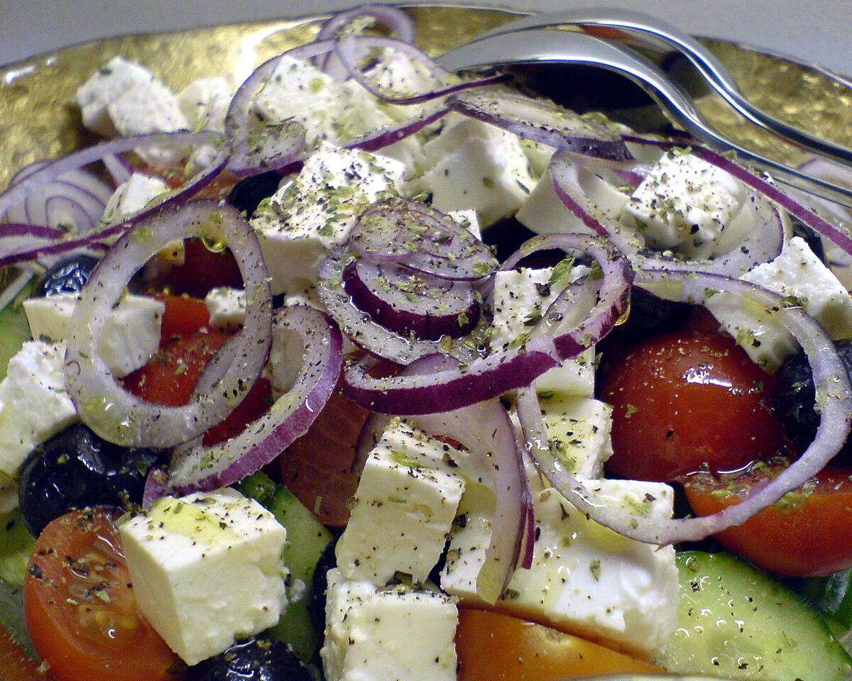 Illustrative photo: Greek salad with tomato, red onion, olives and cubes of feta