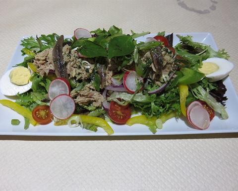 Illustrative photo: A salade niçoise with tuna, boiled egg, tomato and green leaves