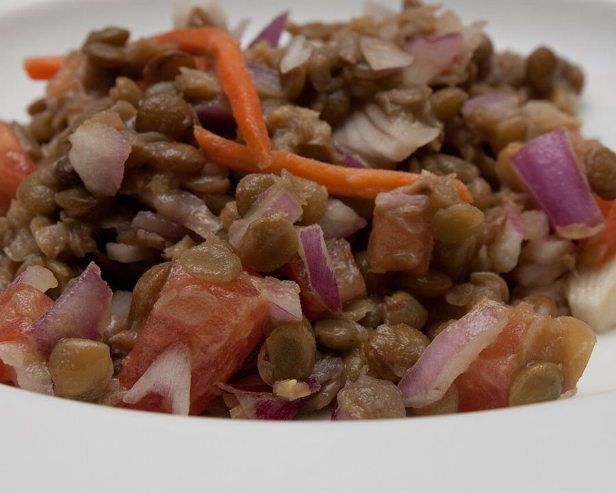 Illustrative photo: Lentil salad with diced tomato, red onion and carrot