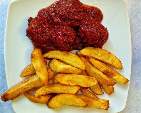 Illustrative photo: Meatballs in tomato sauce served with potato wedges