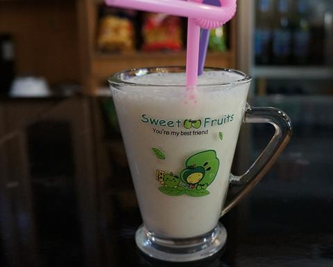 Illustrative photo: A banana shake in a glass mug with a straw