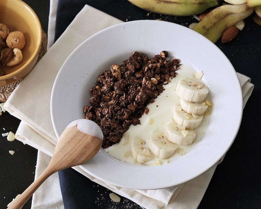 Illustrative photo: Greek yogurt with sliced banana and granola in a white bowl