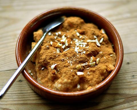 Illustrative photo: Oatmeal with apples, cinnamon and almonds in a brown bowl
