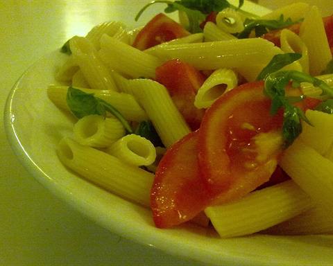 Illustrative photo: Penne with fresh tomato and rocket (arugula) on a green plate