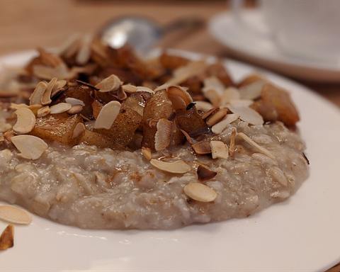 Illustrative photo: Oatmeal topped with caramelized apple and sliced almonds