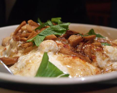 Illustrative photo: Baked chickpeas with crisp pita pieces and fresh mint