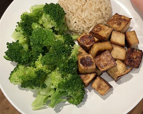 Illustrative photo: Baked tofu cubes with steamed broccoli and brown rice on a plate