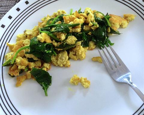 Illustrative photo: Tofu scramble with spinach on a white plate
